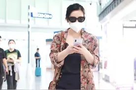 戏骨们就是有不一样的气质，秦海璐印花风衣+阔腿裤优雅大气图片