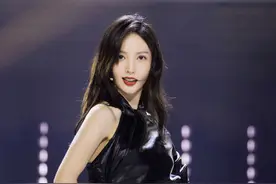 30岁金晨初舞台“炸”了，皮衣配短裙上演高抬腿，不愧是北舞校花图片