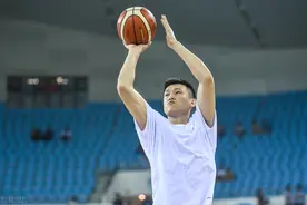 又伤了一个！周鹏因膝伤退出国家队 杜锋任命韩德君为男篮队长图片
