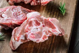 秋冬季节吃羊肉，买这3个部位最划算，炖汤鲜美，便宜又好吃图片