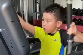 李宗伟儿子罕曝光！上场训练姿势专业，7岁球技过人已有大将风范图片