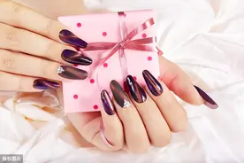 频繁美甲导致指甲裂开，甚至还有患癌风险！图片