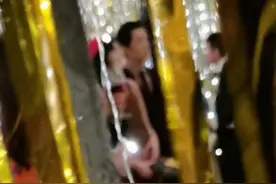 唐嫣胡歌疑再合作？两人同框热聊关系好，绝美复古风格令人称赞图片