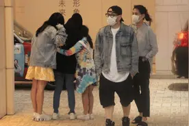 邱淑贞一家罕见同框，老公被曝巨亏3亿，网友调侃她是第二个刘涛图片