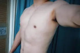 五组毛巾囚徒健身法，擦地健身两不误，练出胸腹肌图片