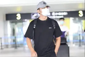 李晨低调出行，T恤造型时髦大气，这样穿你也可以完美驾驭图片