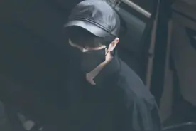 蔡徐坤一身黑衣现身机场，录制青春有你得到认可图片