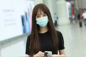 新晋小花秦牛正威现身机场，长发飘飘口罩遮不住五官精致的她图片