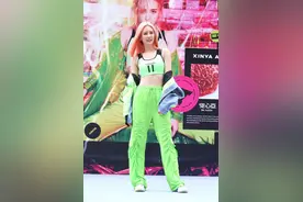 安心亚活力运动装，身材没得装图片