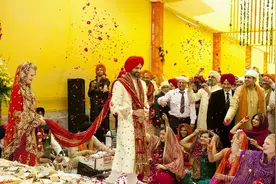 男方娶媳妇一定要给彩礼？其实印度人结婚，女方才是出彩礼的图片