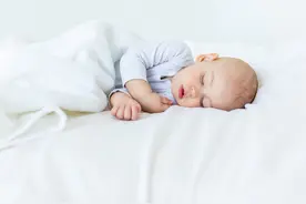 孩子撅着屁股趴睡、跪睡、乱翻身都是有原因的图片