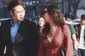 大哥每次带嫂子出门，一定让她穿上“大红色”，显得格外耀眼！图片