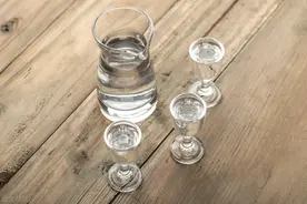 喝酒后，为何有人面红耳赤，有人面不改色？有人兴奋，有人昏睡？图片
