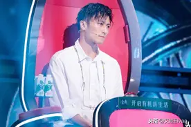 40岁谢霆锋真洋气，穿“鸳鸯裤”配奶奶镜，出道24年仍是鲜肉图片