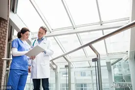 77岁老人突然肢体乏力，无法言语！到医院一查：她脑内竟长出7个肿瘤图片