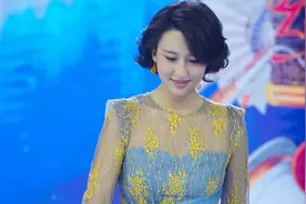张蕾越来越敢穿，半透视薄纱连衣裙好性感，花苞裙摆秀出玉女腿图片