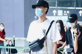 “德云社”秦霄贤现身虹桥机场，白T恤+牛仔长裤造型简约帅气图片