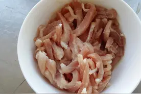 不管炒什么肉丝，用淀粉腌制就错了，教你正确腌制方法，鲜嫩多汁图片