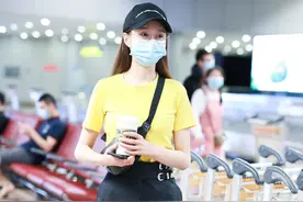 沈梦辰穿着黄色的短袖和黑色的宽腿裤，清新可爱的风格图片