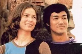 丈夫倒情人床上又丧子，被徒弟骗婚，李小龙老婆琳达如今怎样了？图片