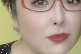 47岁前央视主持张泉灵晒照，头发灰白还浓妆艳抹，自称"老妖怪"图片