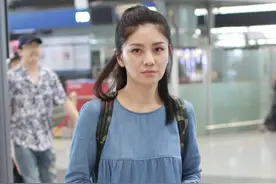 胡可带孩子太辛苦，穿牛仔A字裙很随性，素颜出镜也很美图片