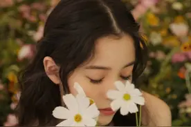 欧阳娜娜身穿露肩抹胸波点蓬蓬裙，搭配微卷长发，少女范儿十足图片