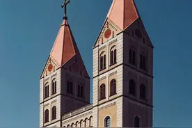 青岛最大的天主教堂，原设计高度超百米，后被希特勒叫停图片