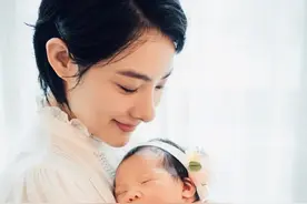 刘璇首晒二胎女儿正脸照！趴在妈妈怀中超乖巧，一家相拥太温馨图片