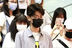 丁禹兮学长现身机场，面带口罩和眼镜很斯文，笑脸印花T很暖心图片