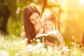 孩子晚上睡觉爱往妈妈这边挤，喜欢搂着妈妈，事情没有那么简单图片