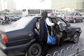 贵阳“黑车”猫鼠之战：运管查扣“黑车”，“车托”帮忙取回车辆并减免罚款图片