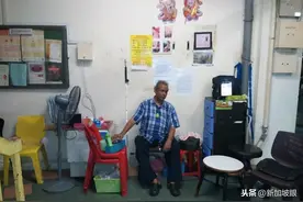 盲人大叔15年始终如一，在新加坡组屋楼道提供按摩服务图片