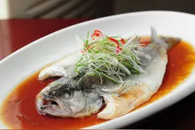 不管蒸什么鱼，最忌放盐和料酒，牢记4个小诀窍，鱼肉鲜嫩没腥味图片