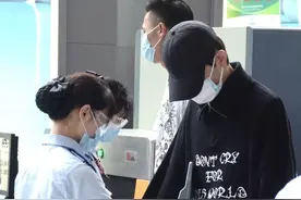 丁禹兮一袭黑色现身机场，181的个子很抢镜，颜值和魅力并存图片