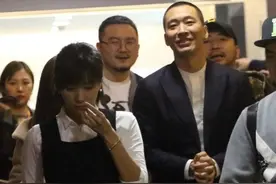 徐静蕾黄立行合体，老徐穿背带裤还像小姑娘，黄立行背后偷瞄好甜图片