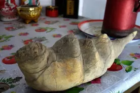 大叔河边捡到一石头，有人出高价购买，大叔断然拒绝图片