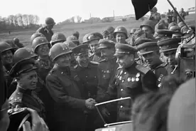 美国拒绝英国的提议，与苏联会师易北河，之后分享了哪些战利品？图片