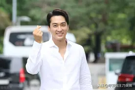 街拍：宋承宪穿白衬衫配黑西裤搭皮鞋，尽显型男魅力图片