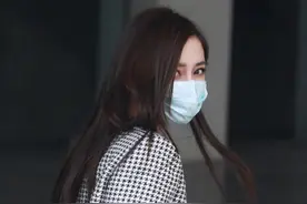 杨颖手拿switch现身机场，千鸟格夹克配皮裤，又美又飒图片