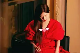 赵露思很少穿高跟鞋，当她穿上6cm鞋子，女孩子们表示服气！图片