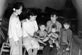 1937年的陕北地区，传统民居窑洞里的百姓生活图片