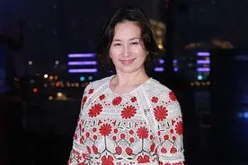 何超琼气质超群又贵气！穿刺绣蛋糕裙配短发丰腴大气，太抓眼球了图片