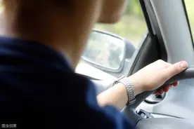 父亲无证驾驶儿子的车肇事，父子连带赔偿8万元图片