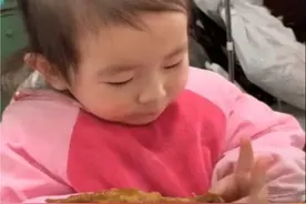 女孩啃鸡爪，却意外发现跟自己小手很像，网友：鸡爪突然就不香了图片