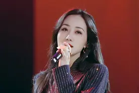 韩雪真会穿，1万的水晶鞋配条纹短裤，都凹出“漫画腿”了图片