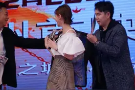 原来天鹅颈也有不适合的衣服，刘诗诗穿吊带小衫，脖子太长好奇怪图片