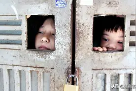 越南68岁老人独自养三个孙子，蜗居10平米小屋，孩子常年被关家中图片