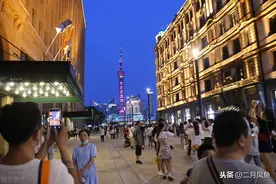 华灯初上 南京路步行街路灯点亮 美丽动人图片