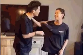 窦骁何超莲健身方式升级了，高技巧抱抱真宠溺！最后一吻被秀到了图片